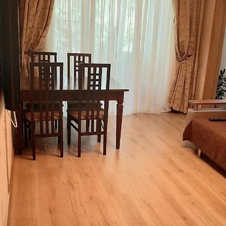 Квартира в центре Алма Ата Екстериор снимка