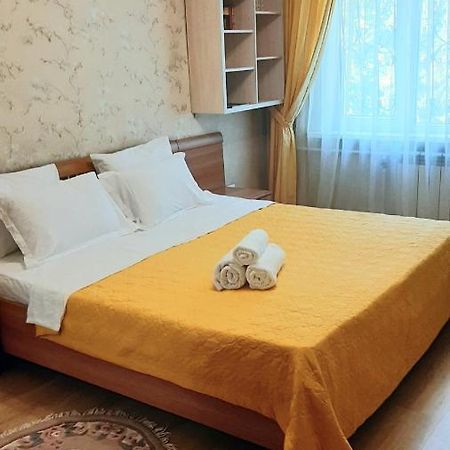 Квартира в центре Алма Ата Екстериор снимка