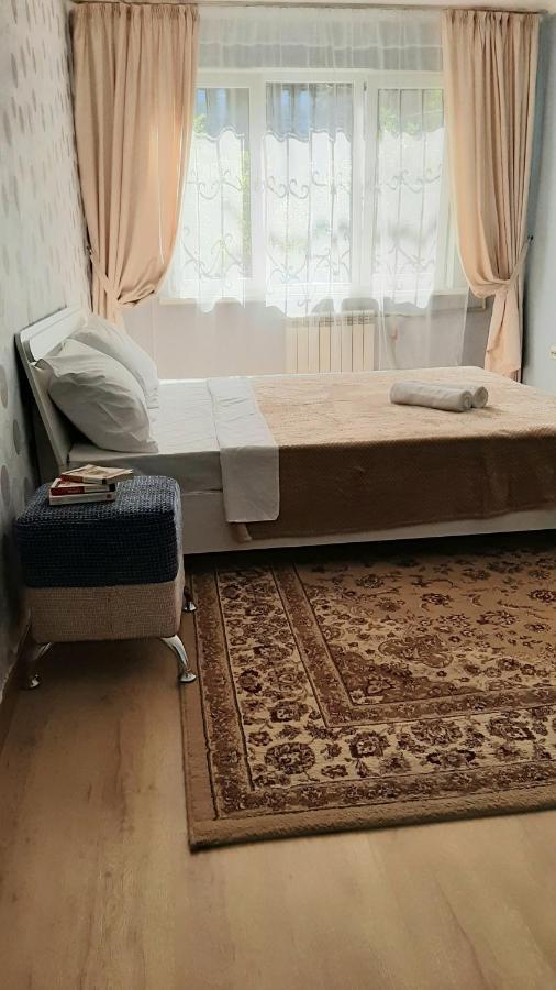 Квартира в центре Алма Ата Екстериор снимка