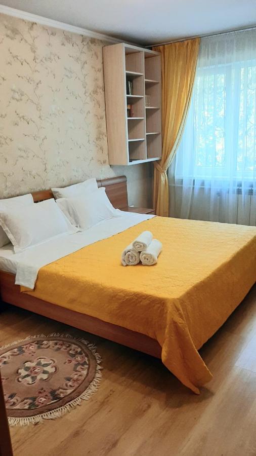 Квартира в центре Алма Ата Екстериор снимка