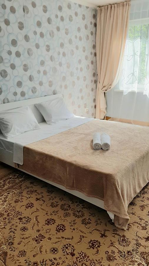 Квартира в центре Алма Ата Екстериор снимка